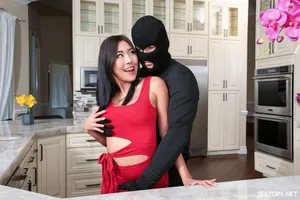 Lén lút bú buồi anh rể khi chị gái làm việc