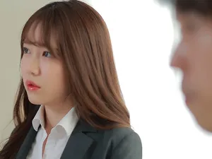 Ba vòng của cô người mẫu mảnh mai rất hồng và mềm mại. Cô ấy khỏa thân và nhét ngón tay vào lỗ. Cô ấy đang ngậm sâu và ăn dương vật. Cô ấy ở trên mà không dùng bao cao su và có rất nhiều chất dịch màu trắng...