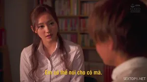 Đang thủ dâm thì bị con em gái bú lấy đầu cặc