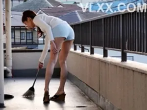 Lén tự sướng trong nhà tắm bị em gái phát hiện và cái kết